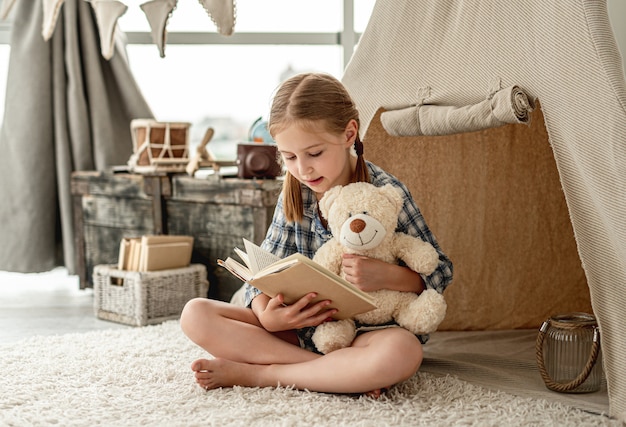 Jolie petite fille avec livre papier