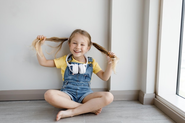 jolie petite fille à la maison en riant