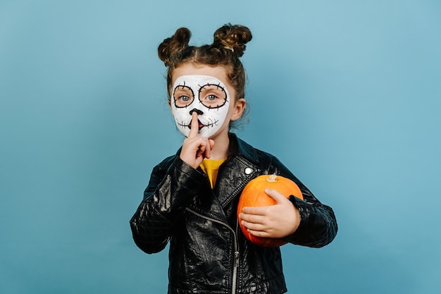 Jolie petite fille avec un maquillage effrayant pour Halloween