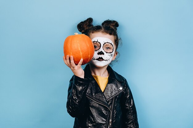 Jolie petite fille avec un maquillage effrayant pour Halloween