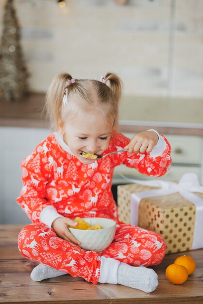 Jolie petite fille le matin de Noël