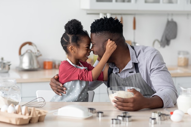 Jolie petite fille noire cuisinant avec son papa