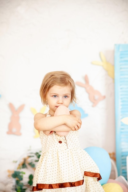 Jolie petite fille avec des oeufs de Pâques Intérieur de Pâques Décoration de printemps Concept de Pâques Portrait d'enfant avec des décorations de Pâques