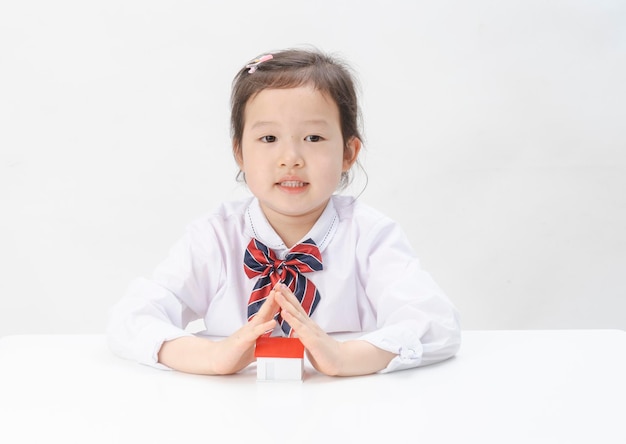 La jolie petite fille a une petite maison dans sa main