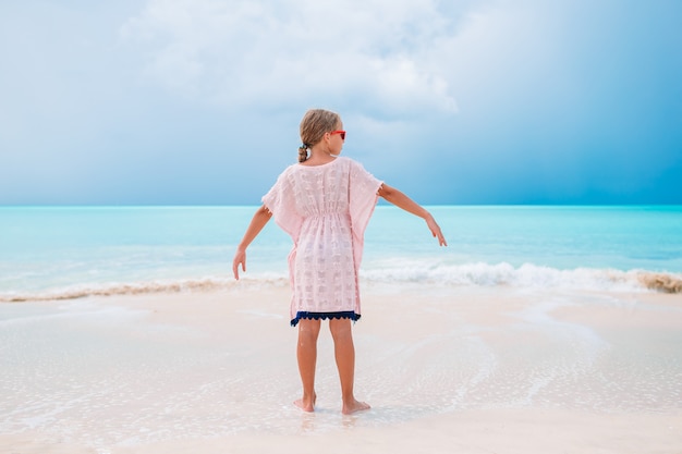 Jolie petite fille à la plage pendant les vacances des Caraïbes