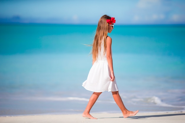 Jolie petite fille à la plage pendant les vacances des Caraïbes