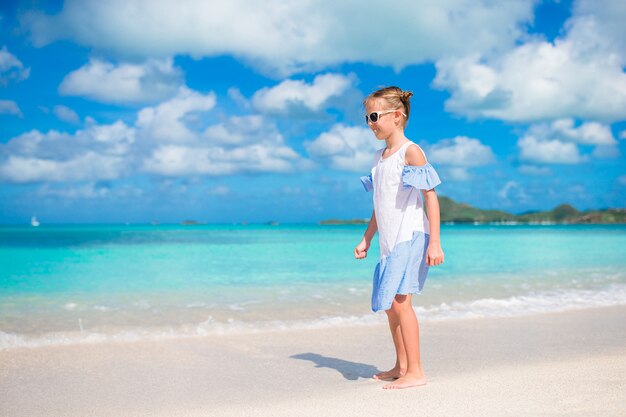 Jolie petite fille à la plage pendant les vacances dans les Caraïbes