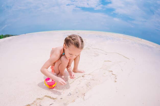 Jolie petite fille à la plage pendant les vacances dans les Caraïbes