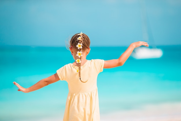 Jolie petite fille à la plage pendant les vacances dans les Caraïbes