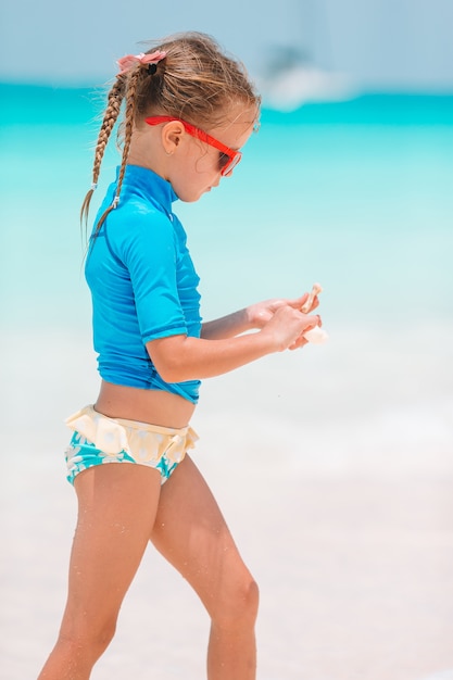 Jolie petite fille à la plage pendant les vacances dans les Caraïbes