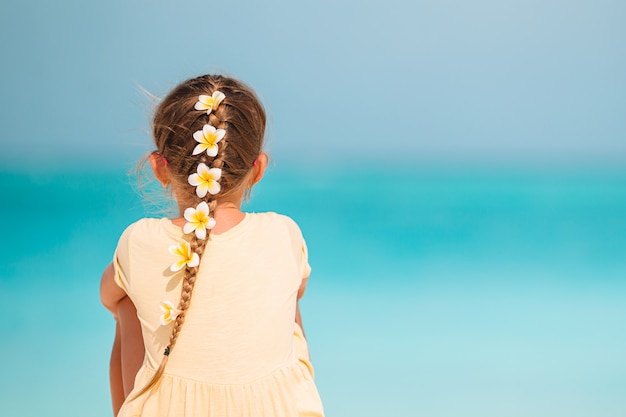 Jolie petite fille à la plage pendant les vacances dans les Caraïbes