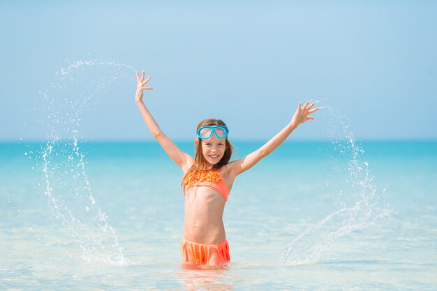 Jolie petite fille à la plage pendant les vacances dans les Caraïbes