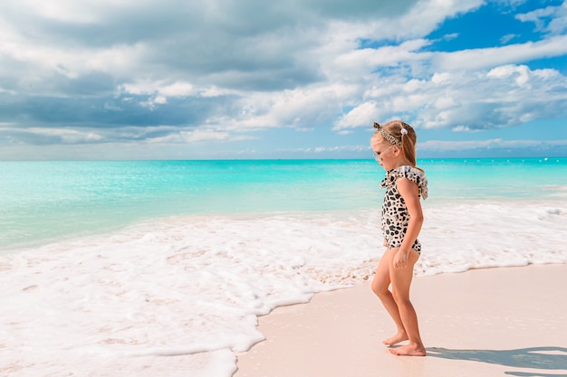 Jolie petite fille à la plage pendant les vacances dans les Caraïbes