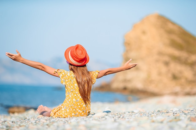 Jolie petite fille à la plage pendant les vacances d'été