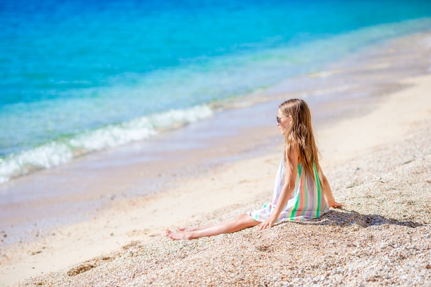 Jolie petite fille à la plage pendant les vacances d'été