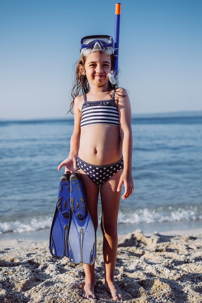 Jolie petite fille sur la plage