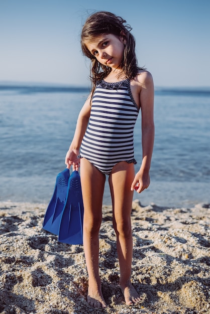 Jolie petite fille sur la plage