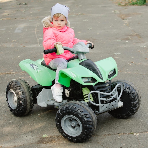 Jolie petite fille en plein air