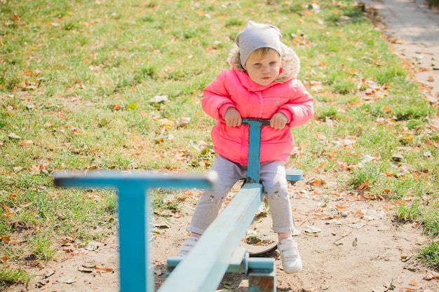 Jolie petite fille en plein air