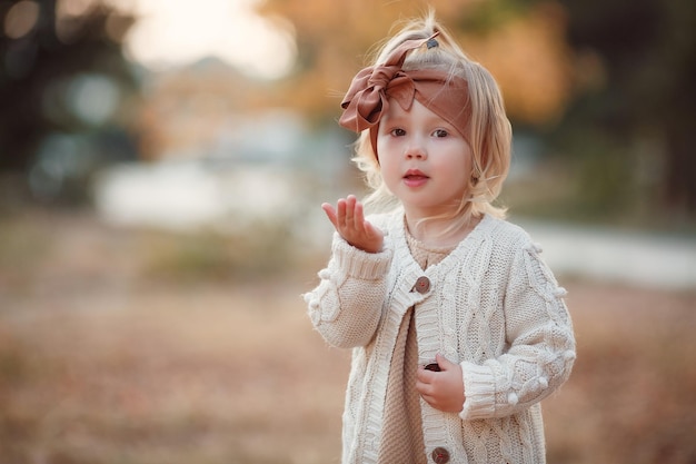 jolie petite fille en plein air