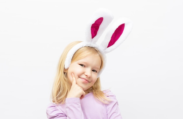 Jolie petite fille portant des oreilles de lapin