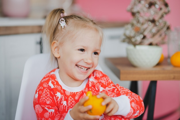 Jolie petite fille en pyjama de Noël