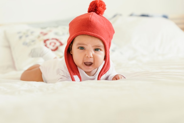 Jolie petite fille qui pleure sur le lit