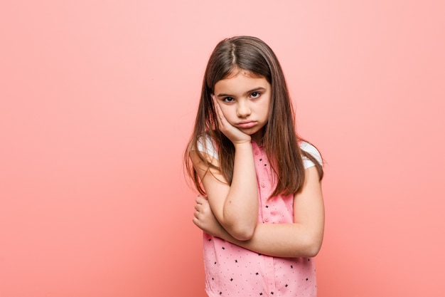 Jolie petite fille qui s&#39;ennuie, fatiguée et a besoin d&#39;une journée de détente.