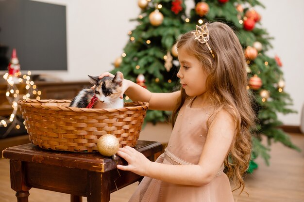 Jolie petite fille reçue comme un chaton cadeau pour la nouvelle année