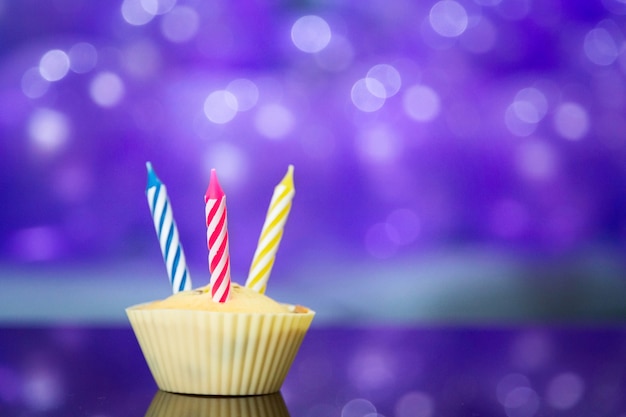 Jolie Petite Fille En Robe élégante Célébrant Le Jour De L'anniversaire Avec Des Ballons Violets