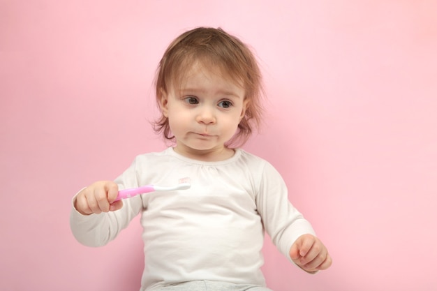 Jolie petite fille se brosser les dents. Vue de dessus