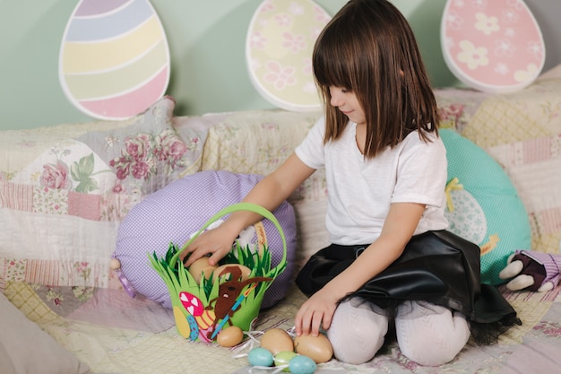 Jolie petite fille se préparant pour Pâques pendant la quarantaine fille à la maison