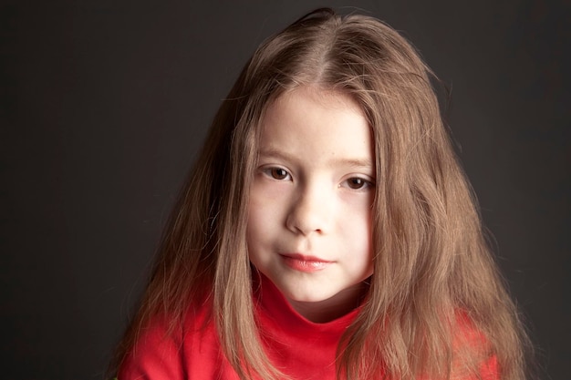 Jolie petite fille avec ses cheveux