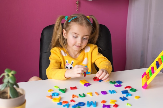 Jolie petite fille souriante anglais pour les enfants autistes