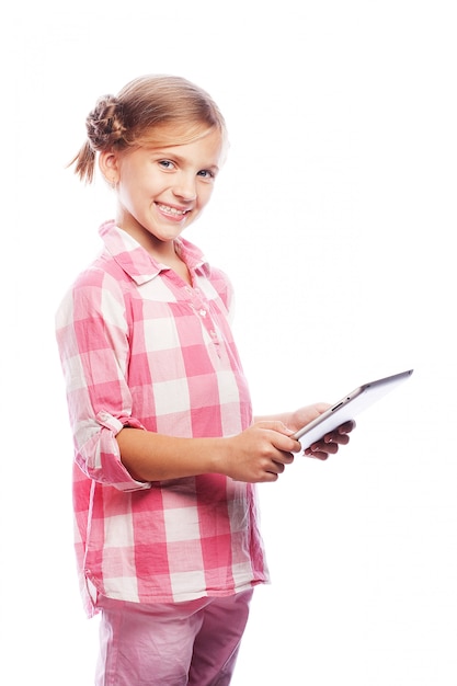 Jolie petite fille avec une tablette PC