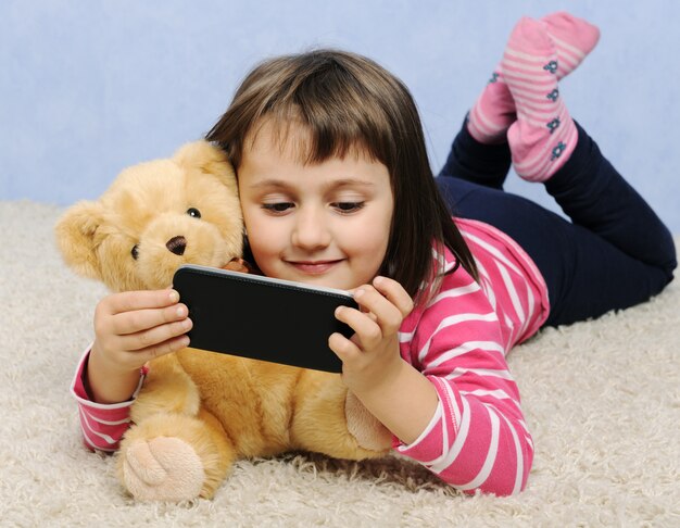 Jolie petite fille avec téléphone