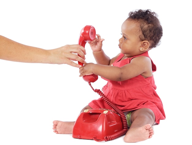 Jolie petite fille tenant un téléphone rouge