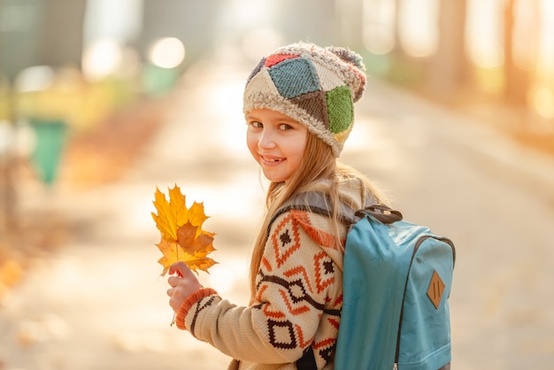 Jolie petite fille va à l'école