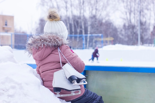 Photo jolie petite fille va skate en plein air