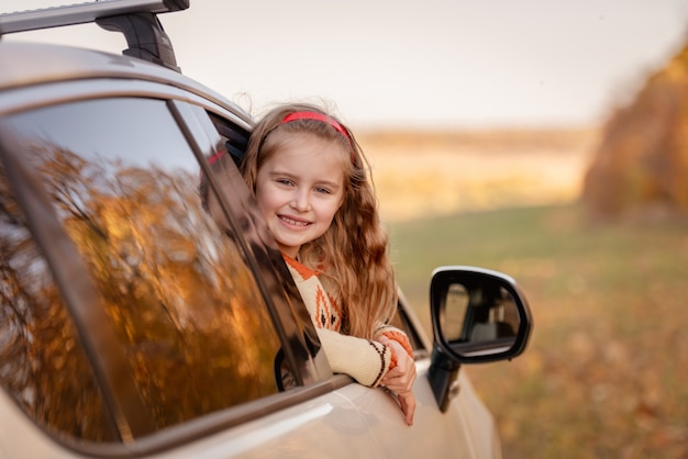 Jolie petite fille en voiture