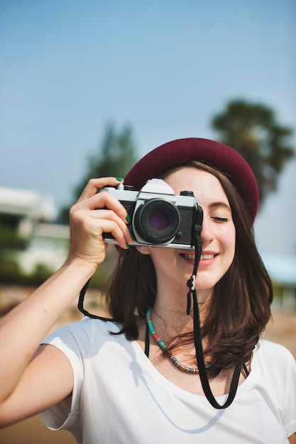 Jolie photographe femme plage vacances concept de style de vie