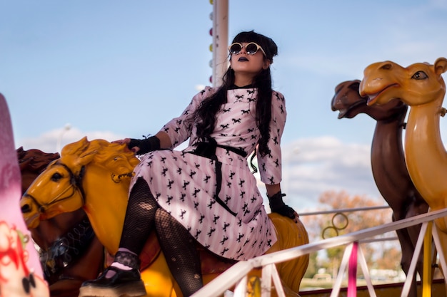 Jolie pin-up sur un carrousel