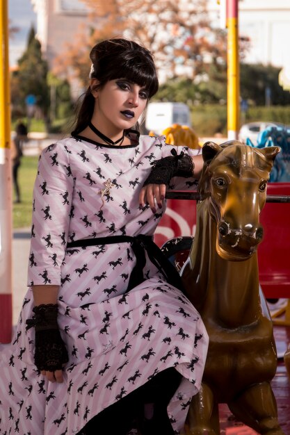 Jolie pin-up sur un carrousel