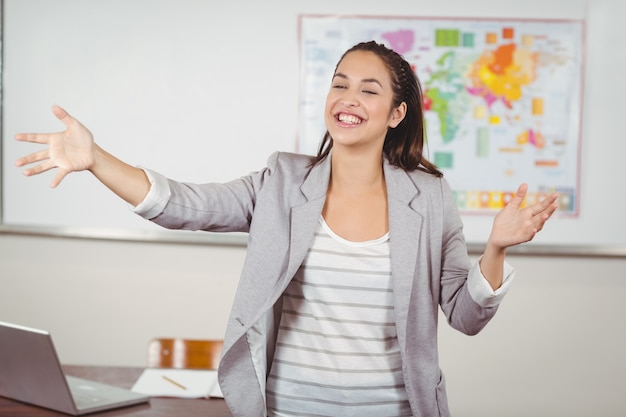 Jolie professeur enseignant dans une salle de classe