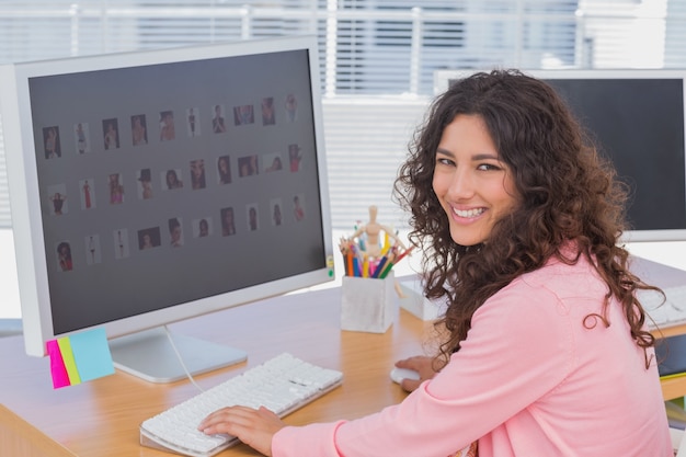 Jolie rédactrice à son bureau