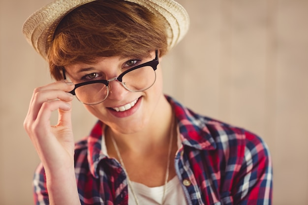 Photo jolie rousse tenant ses lunettes de lecture