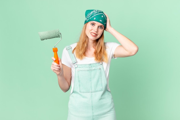 Jolie tête rouge femme se sentant stressée anxieuse ou effrayée avec les mains sur la tête peinture concept de maison