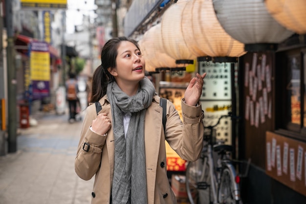 une jolie voyageuse a trouvé le célèbre restaurant où elle veut déjeuner