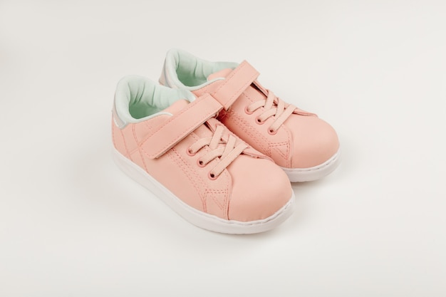 Jolies baskets roses pour enfants Fond blanc Vêtements et chaussures pour bébé