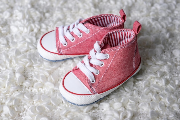 Jolies chaussures de bébé sur un plaid doux